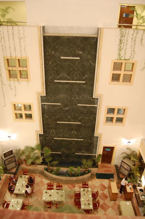 Hotel Meraden Grand Varanasi Eksteriør billede
