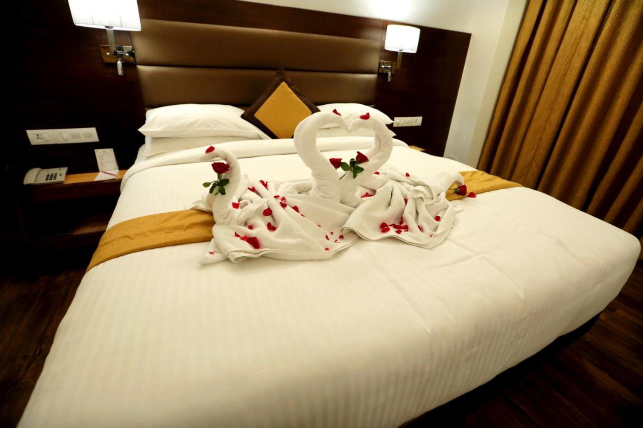 Hotel Meraden Grand Varanasi Eksteriør billede