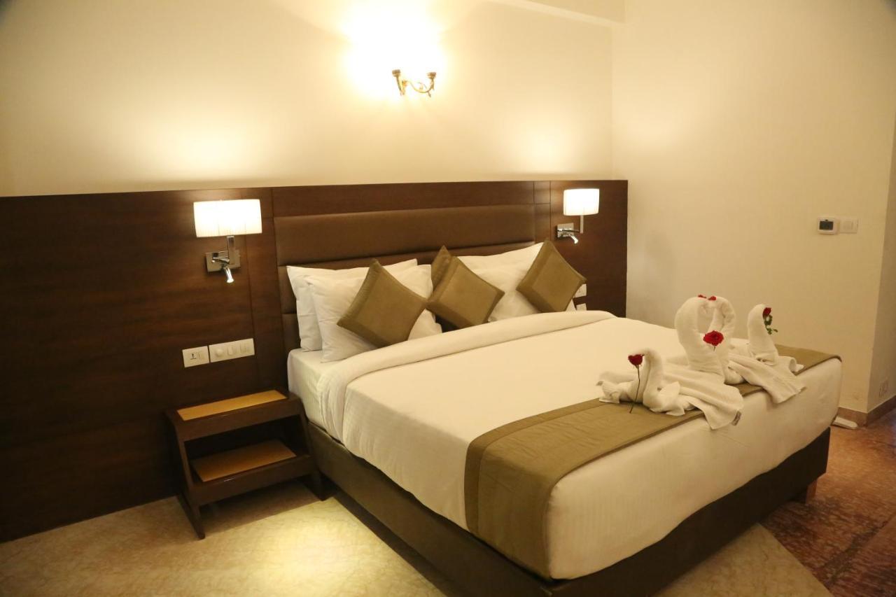 Hotel Meraden Grand Varanasi Eksteriør billede