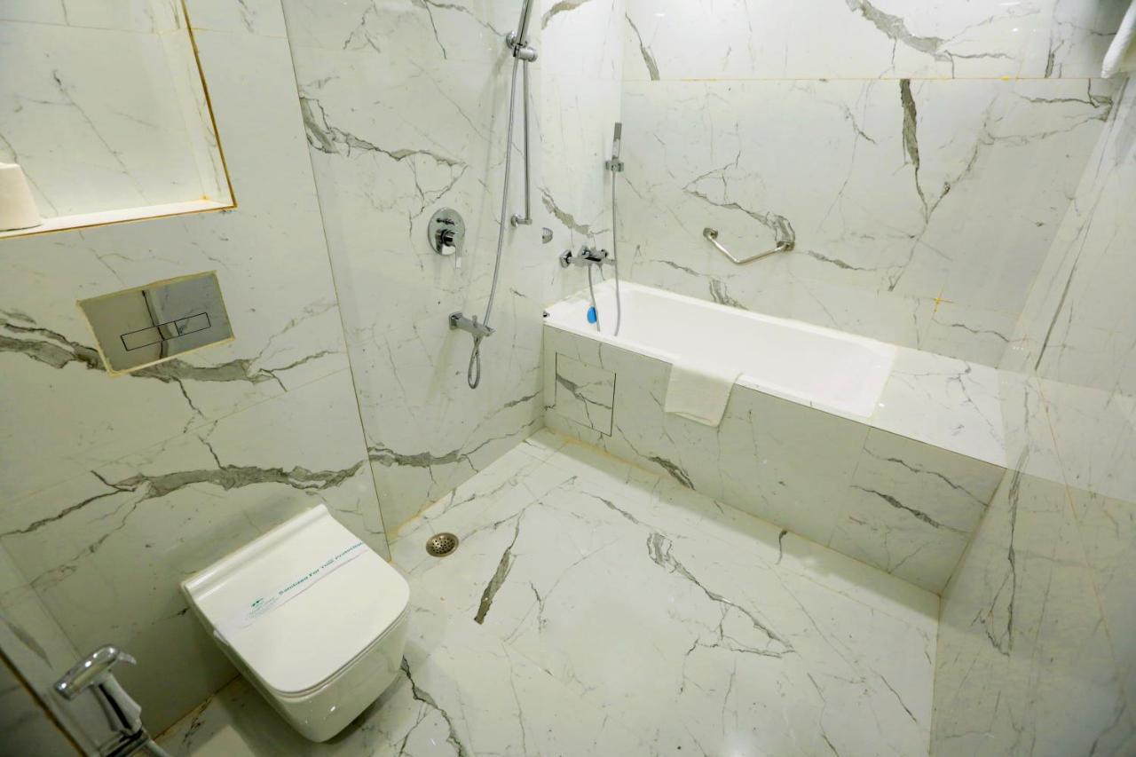 Hotel Meraden Grand Varanasi Eksteriør billede