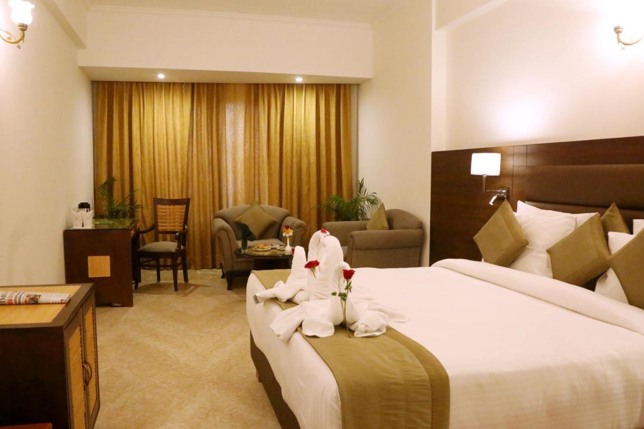Hotel Meraden Grand Varanasi Eksteriør billede