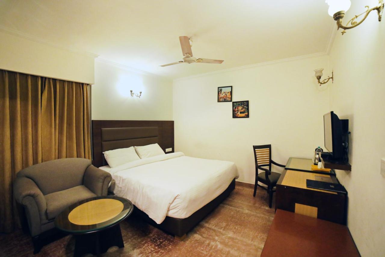 Hotel Meraden Grand Varanasi Eksteriør billede