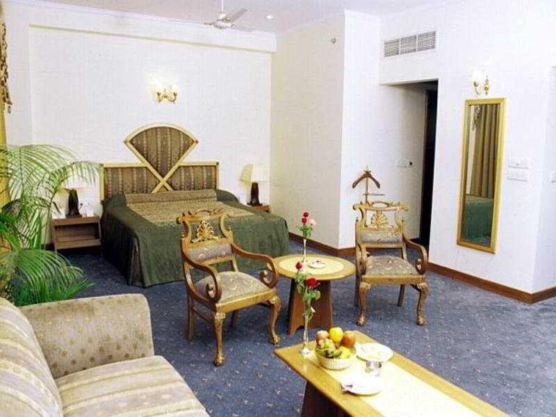 Hotel Meraden Grand Varanasi Eksteriør billede