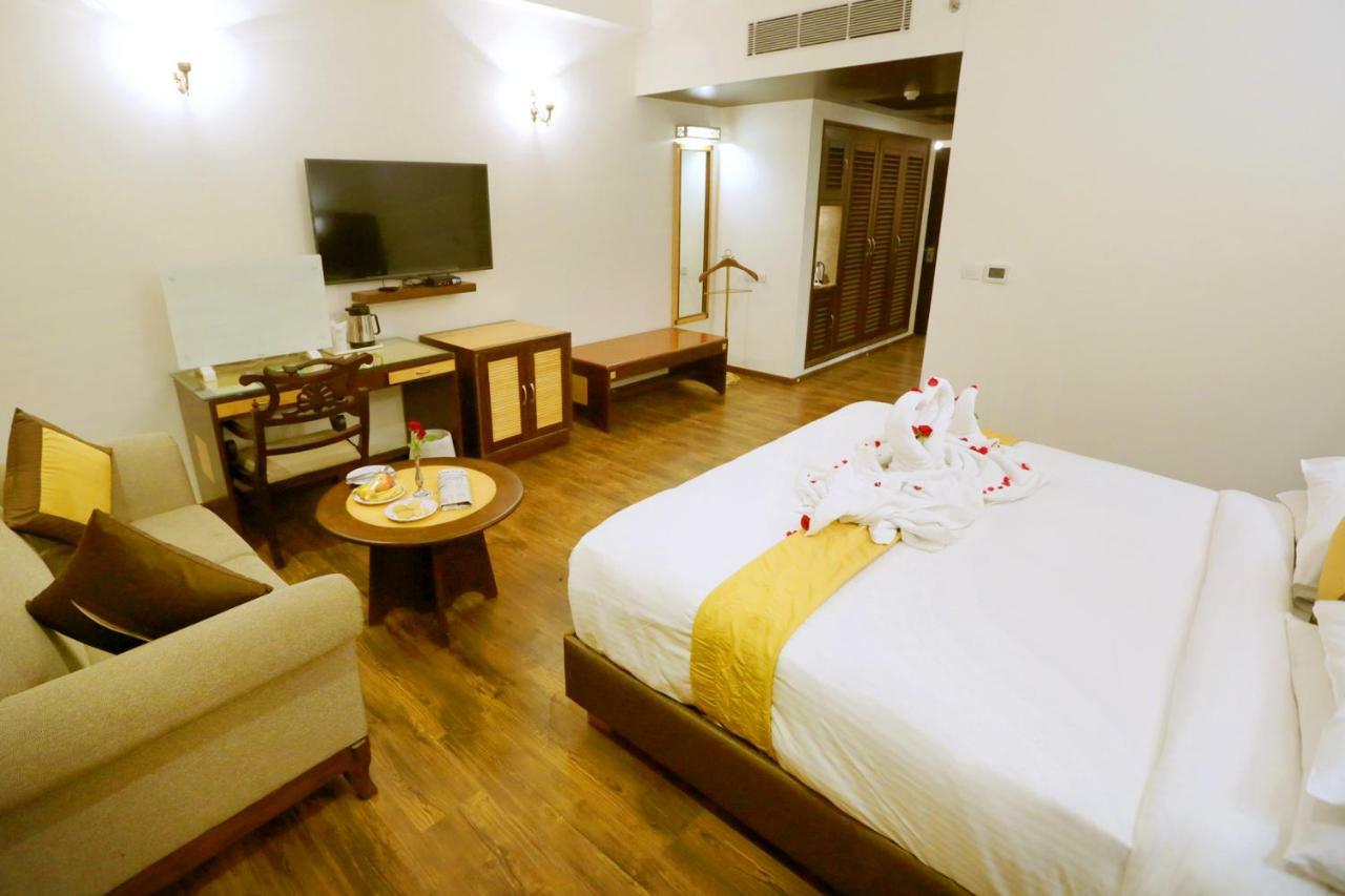 Hotel Meraden Grand Varanasi Eksteriør billede