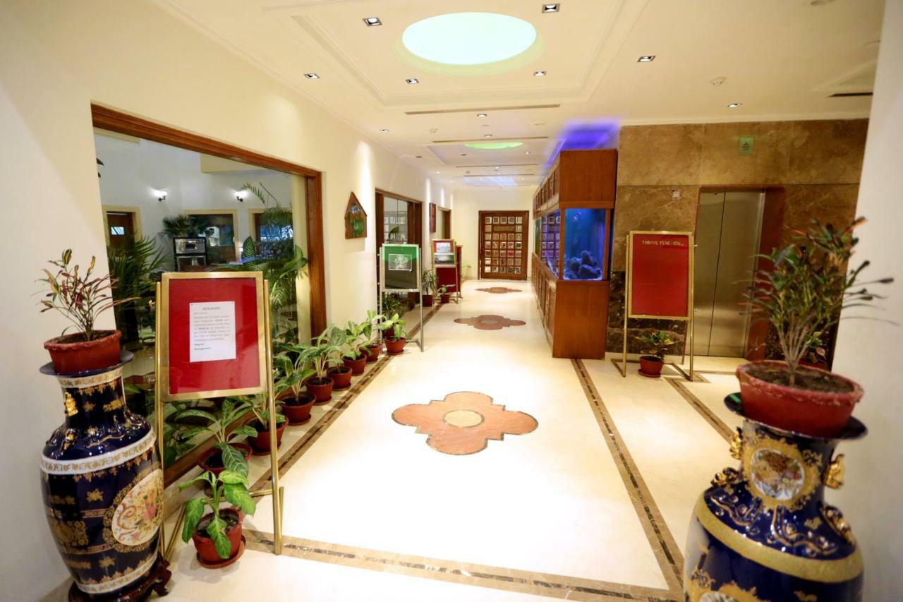 Hotel Meraden Grand Varanasi Eksteriør billede