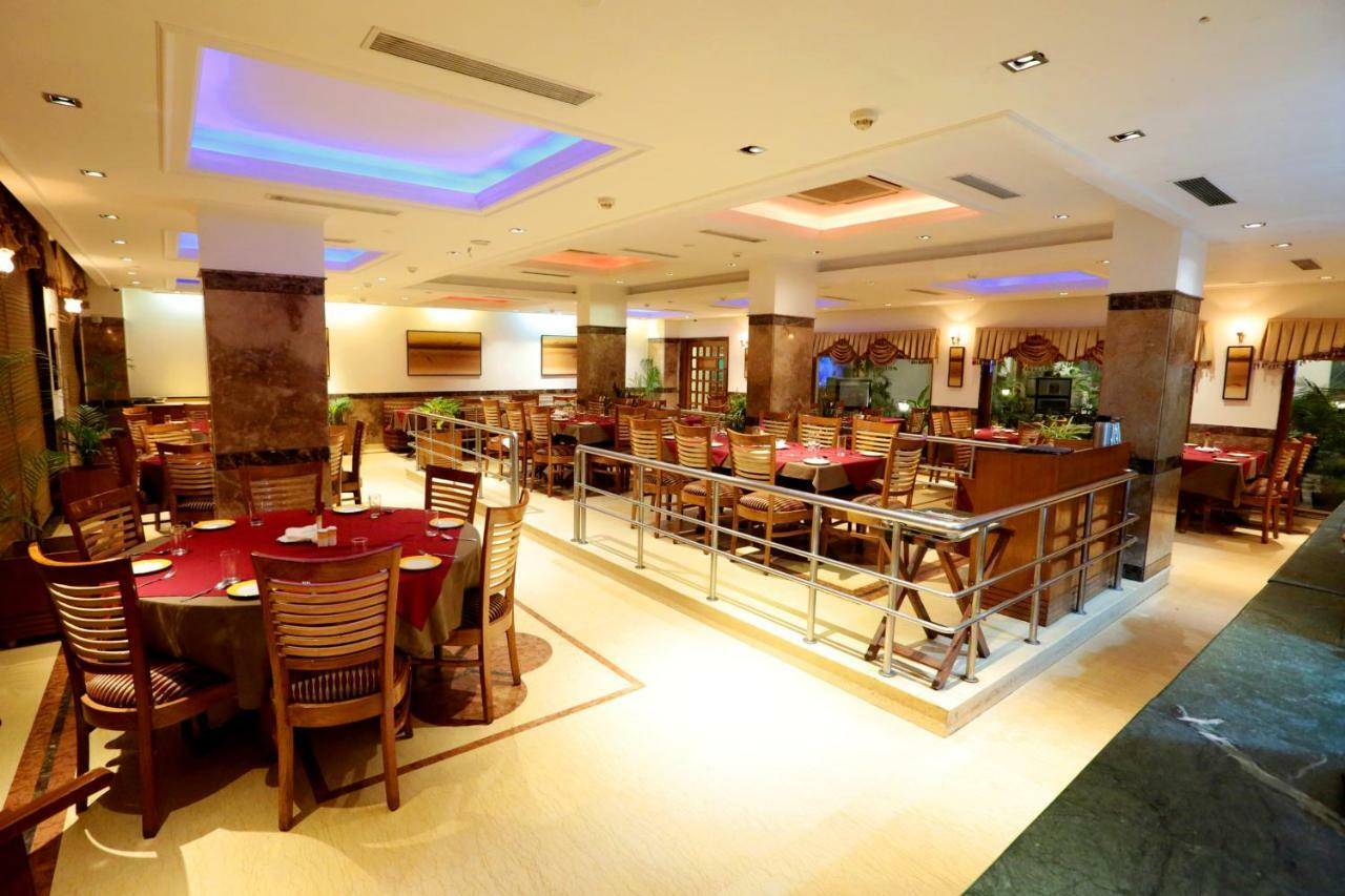 Hotel Meraden Grand Varanasi Eksteriør billede
