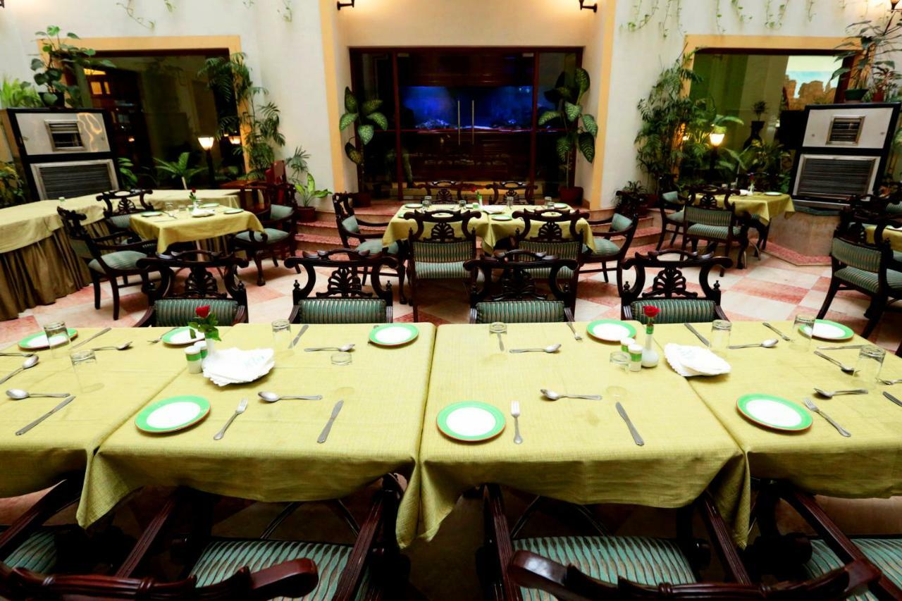 Hotel Meraden Grand Varanasi Eksteriør billede