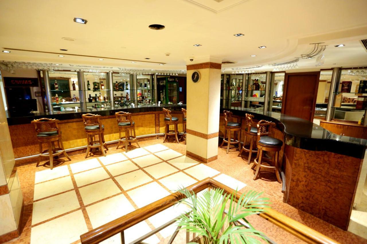 Hotel Meraden Grand Varanasi Eksteriør billede