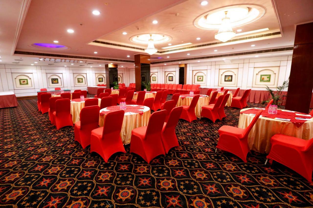 Hotel Meraden Grand Varanasi Eksteriør billede