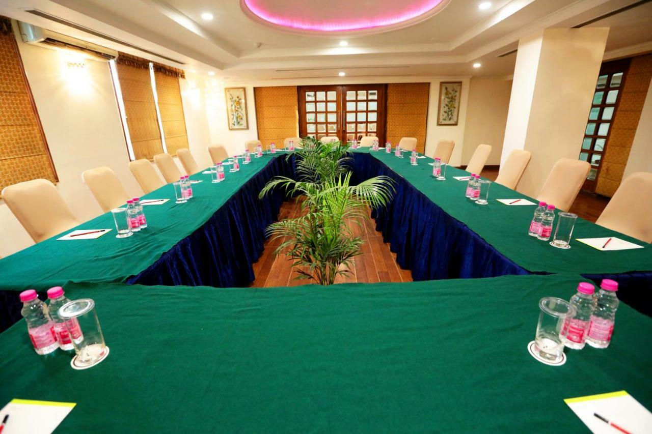 Hotel Meraden Grand Varanasi Eksteriør billede