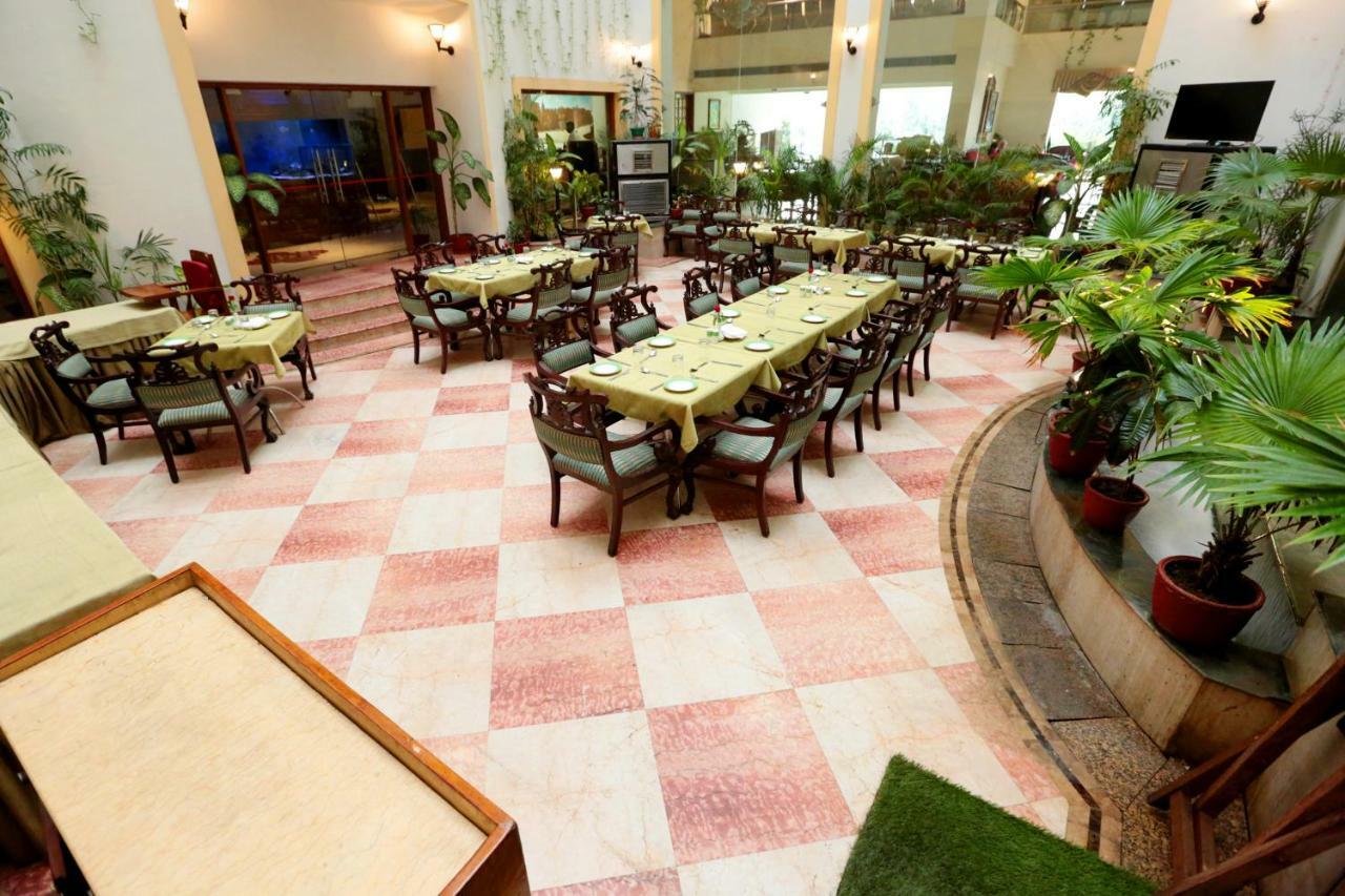 Hotel Meraden Grand Varanasi Eksteriør billede