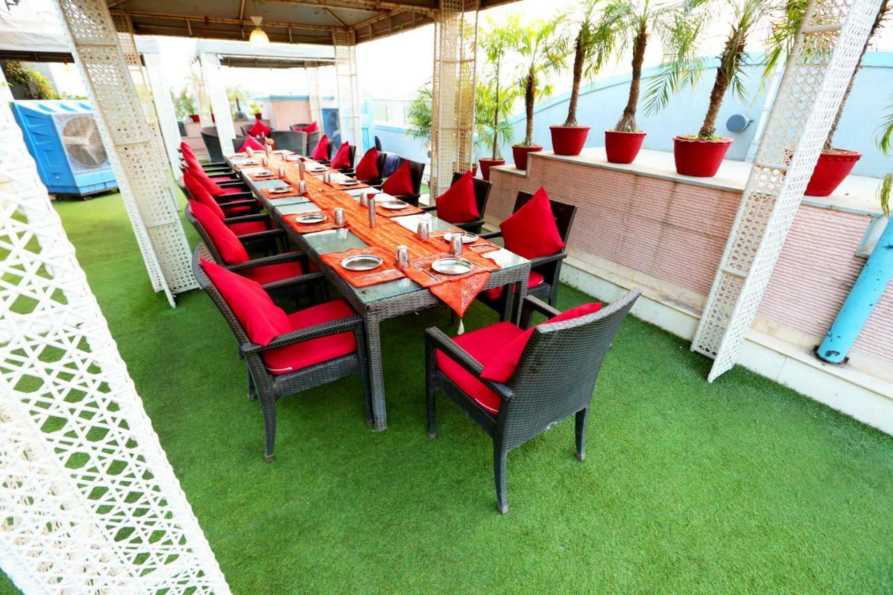 Hotel Meraden Grand Varanasi Eksteriør billede