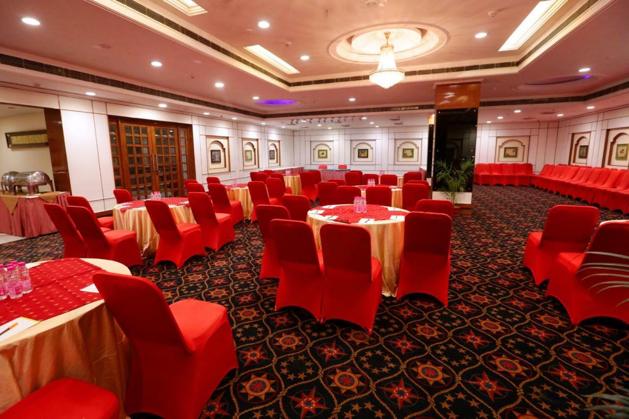 Hotel Meraden Grand Varanasi Eksteriør billede