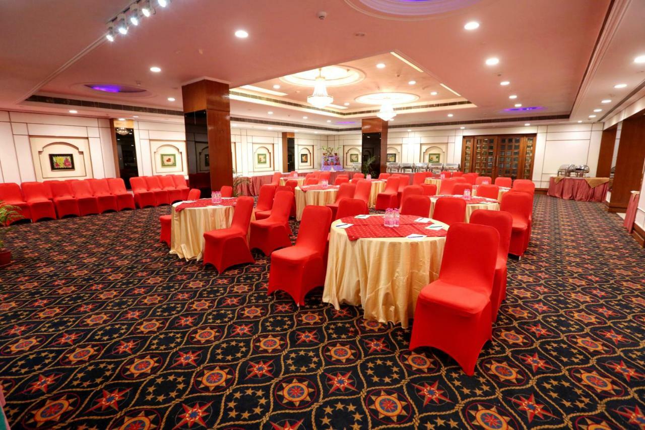 Hotel Meraden Grand Varanasi Eksteriør billede
