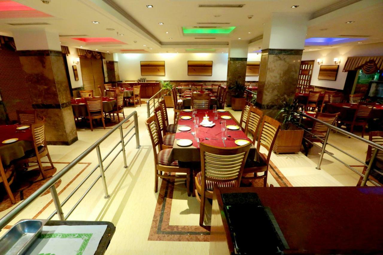 Hotel Meraden Grand Varanasi Eksteriør billede
