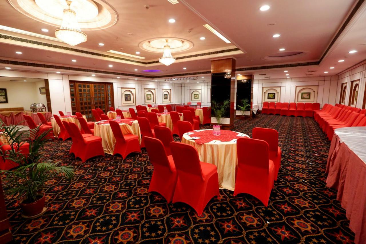 Hotel Meraden Grand Varanasi Eksteriør billede