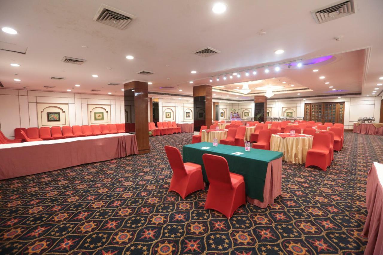 Hotel Meraden Grand Varanasi Eksteriør billede